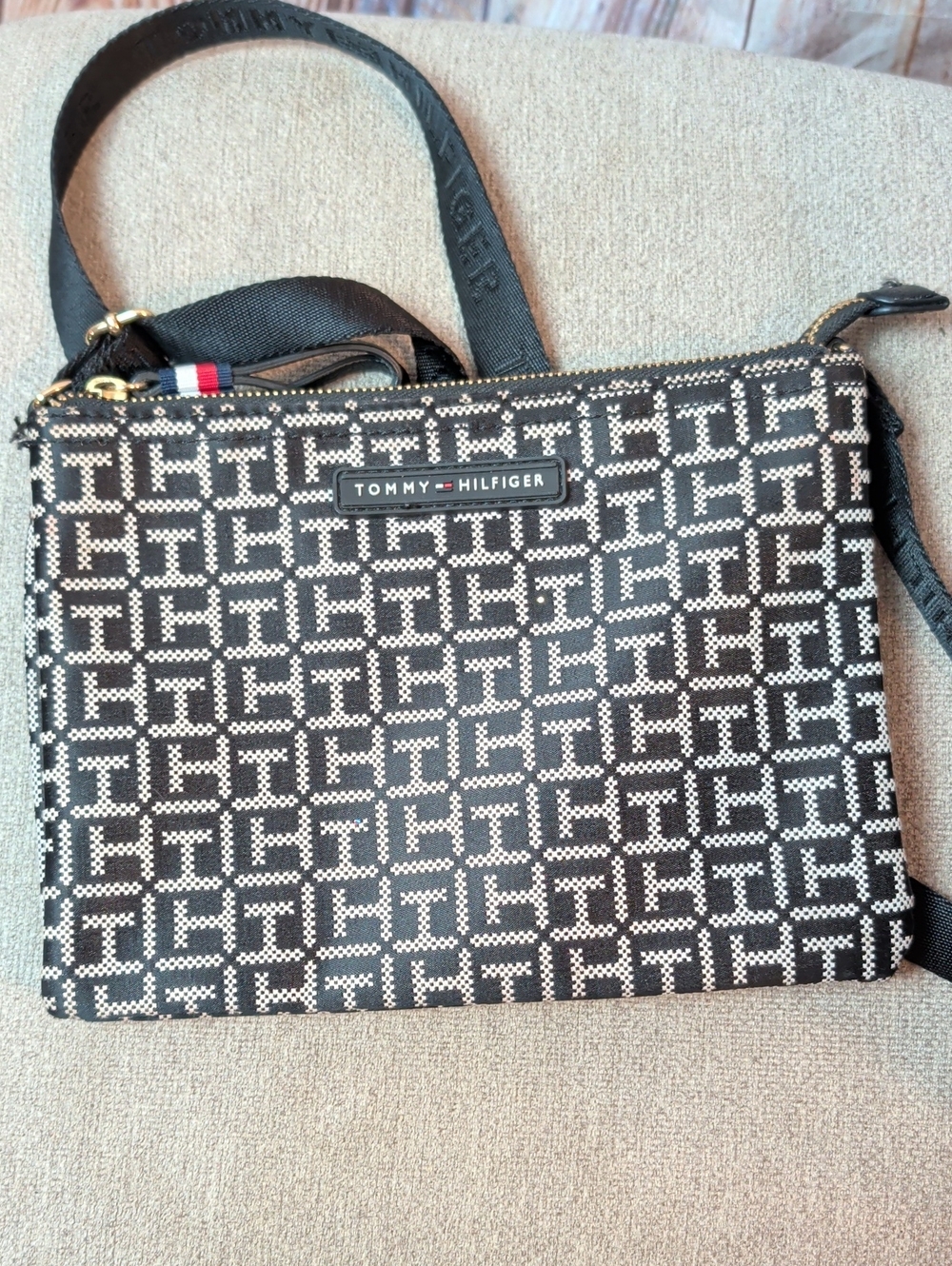 Tommy Hilfiger Monogram Shoulder Bag Crossbody Like New - Picture 1 of 9